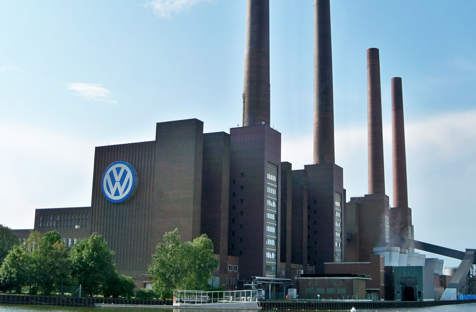 Завод по немецки. Завод Фольксваген в Германии Вольфсбург. Завод Фольксваген в Вольфсбурге. Завод компании «Volkswagen» в городе Вольфсбург (Volkswagen’s Wolfsburg Plant). Завод Volkswagen в Вольфсбурге площадь.